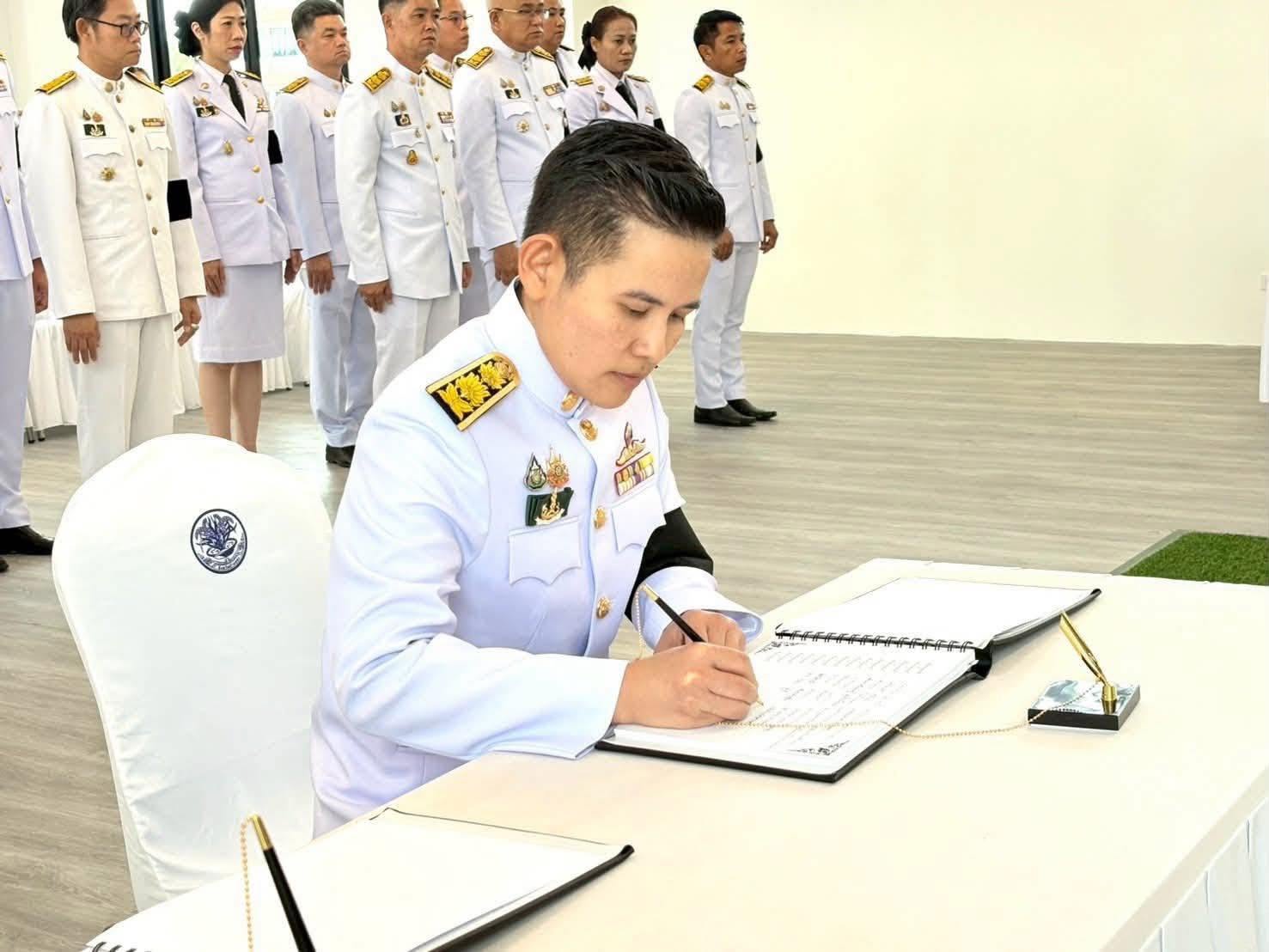 title - ส.ป.ก.อ่างทอง ร่วมพิธีถวายน้ำสรงพระศพ และลงนามถวายความอาลัย เบื้องหน้าพระรูปสมเด็จพระเจ้าลูกเธอ เจ้าฟ้าพัชรกิติยาภา นเรนทิราเทพยวดี กรมหลวงราชสาริณีสิริพัชร มหาวชิรราชธิดา